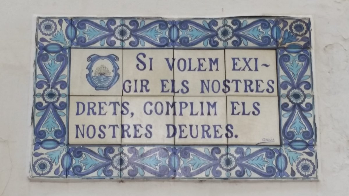 Sovint oblidem les coses més elementals. De plaques com aquesta, n'hi hauria d'haver una a cada carrer.
#deures #drets
