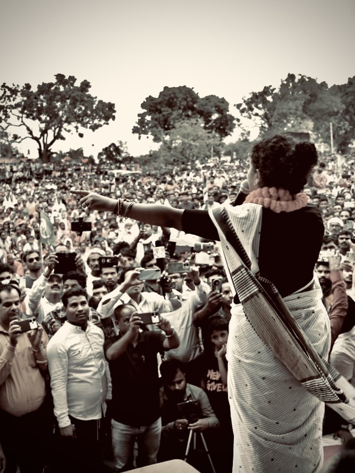 JMMKalpanaSoren's tweet photo. न्याय की लौ को जलाए रखना हमारा कर्तव्य है।
हर कदम पर, हर मोड़ पर, अन्याय का विरोध करना हमारा धर्म है।

एक आवाज़ कमजोर हो सकती है, पर कई आवाज़ें मिलकर तूफान बन जाती हैं।

हूल जोहार https://t.co/GHHeG02DQn