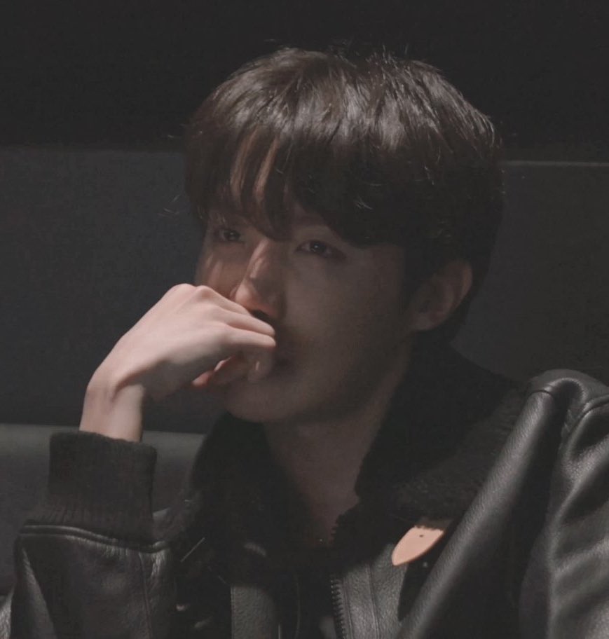 Jinhope_0218's tweet photo. 소개팅 나갔는데
소개남이 이렇게 날 쳐다본다면 어떡하실?

혼인신고서부터 써야겠죠? https://t.co/Z1eglFURqd