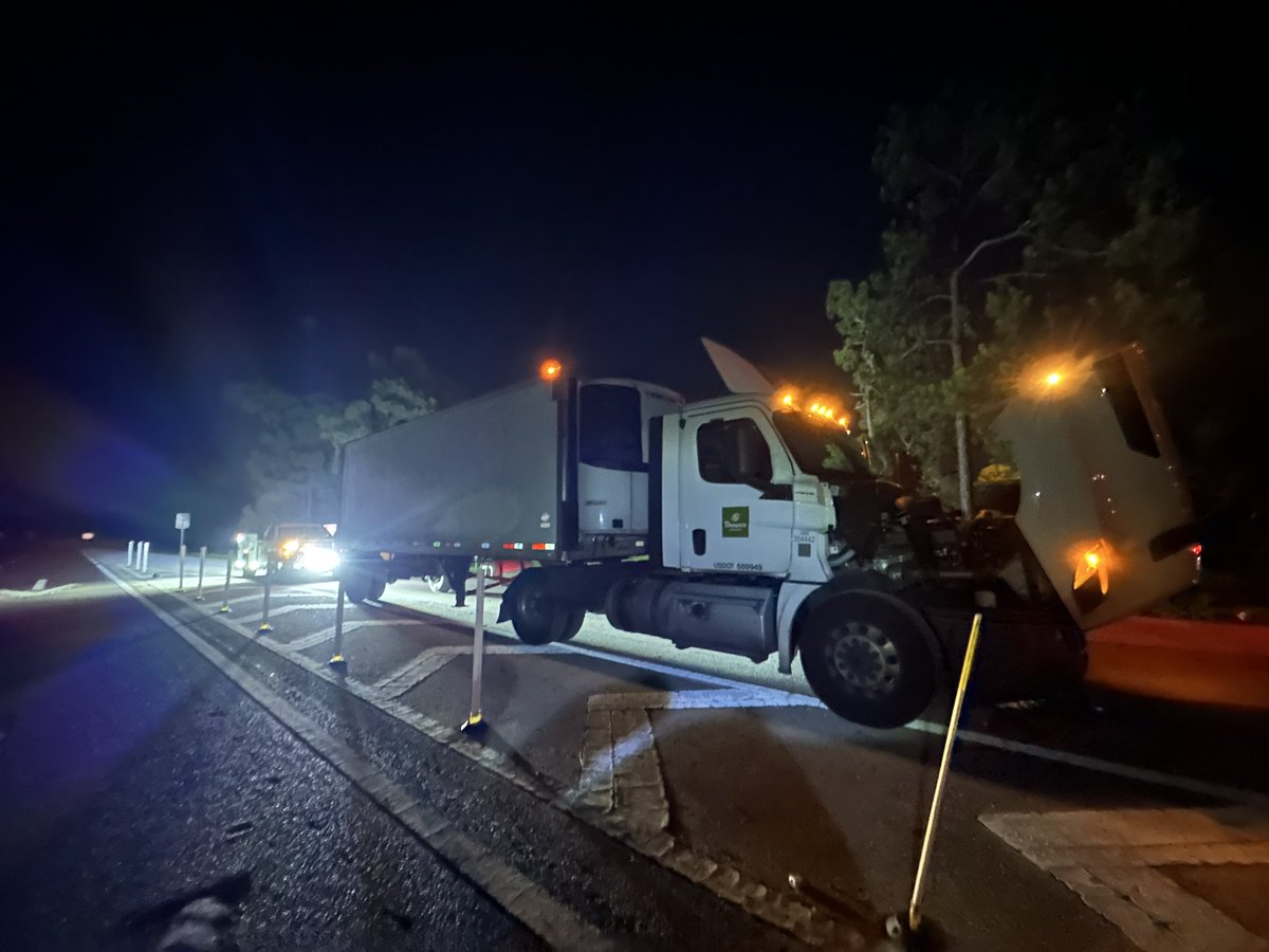 AHRS247's tweet photo. Coolant leak i75 1:20Am
"We never close, just doze"
#AHRS #RoadSafety #commercialtruck #diesel #heavydutymechanic #mechanic #heavyduty
#heavydutytrucks #truck #mechanics #diagnostic #diesel #Cummins #dieselmechanic #usatrucks #truckrepair
#naplesflorida #colliercounty https://t.co/fHsO7a2iee