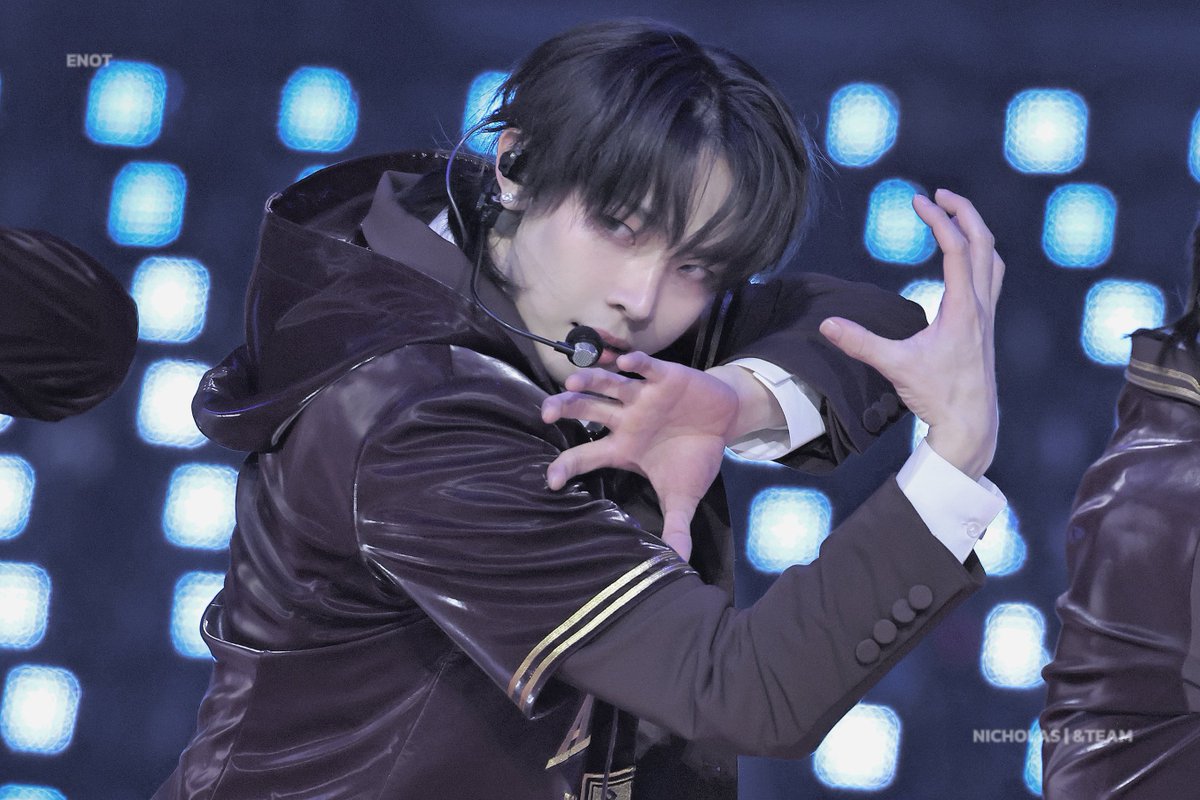 231225 SBS 가요대전

무대 위 니콜가 정말 빛나네요…
반짝반짝ㅋㅋ✨

#andTEAM #앤팀 #andTEAM_NICHOLAS 
#NICHOLAS #니콜라스 #ニコラス #王奕翔