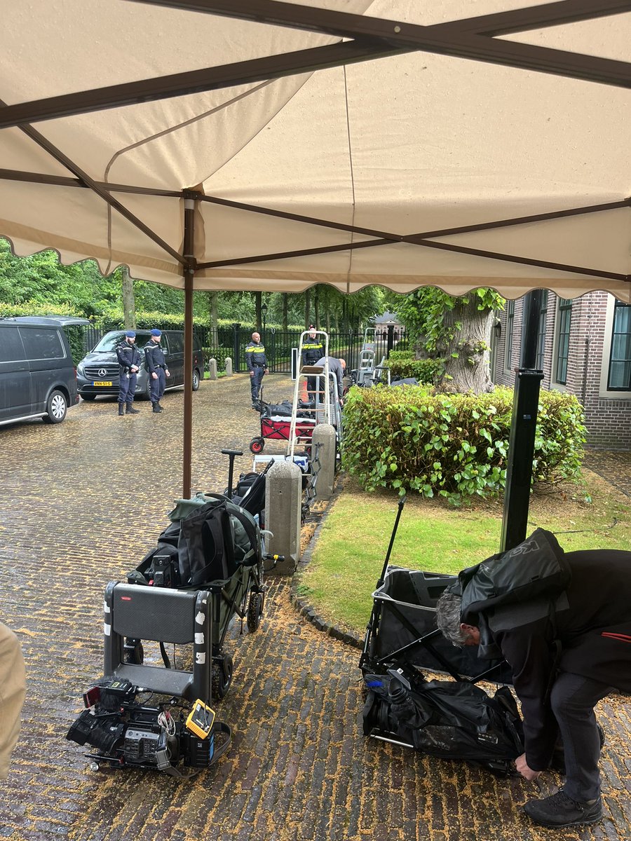 floorbremer's tweet photo. Vraag van de dag: schijnt de zon wel om 11.00 als het kabinet Schoof het bordes op stapt met de Koning #beediging https://t.co/Hjk6crH820