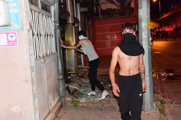 Kayseri'deki linç çetesi suç makinesi çıktı!

Kayseri'de gözaltına alınan 73 ırkçı saldırganın 40'ı uyuşturucu kullanımı, yağma, adam yaralama ve tacizden sabıkası bulunuyor.