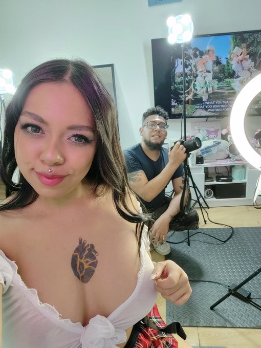 Oigan ... Quieren ver  lo que pasa cuando  grabo?  Corran sigan a @Aleks_Palma  que acaba de subir un<a href="/tag/colegiala"class="tags"><span>#colegiala</span></a>