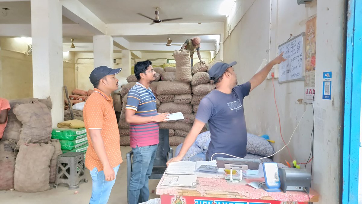 Food_Odisha's tweet photo. Checking of different wholesale points &amp; retail centres of essential commodities (groceries, vegetables, potatoes, onions) ensuring right price &amp; availability in Rairangpur Municipality, Mayurbhanj. #ConsumerProtection
@sicaodisha https://t.co/456UsrccVp