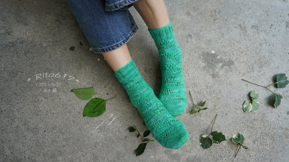 這是5月時俱樂部發行的手織襪。
#繁星手織襪
兩個月發行一次的週期，這個月又要開始忙碌新的設計款。
俱樂部開始之前，都會將書架上的編織書搬下來一遍，再重新排回去。
完全想不起來是在哪一年養成的習慣。