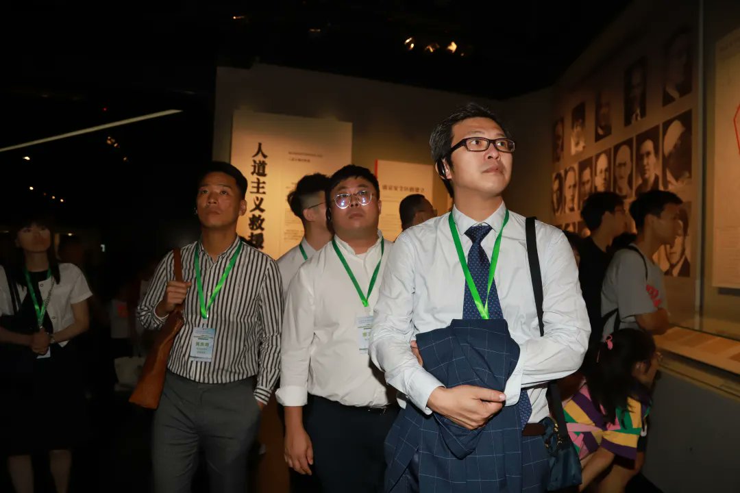 NanjingMemorial's tweet photo. 🌧️Over 50 guests from 21 Hong Kong schools held a moment of silence at the Memorial Hall. They stood solemnly, paying tribute to the victims.
🕯️The guests visited the "Nanjing Massacre Historical Facts Exhibition," witnessing the bloodshed and pain. #NanjingMassacre #PeaceVision https://t.co/NizAcqvwzx