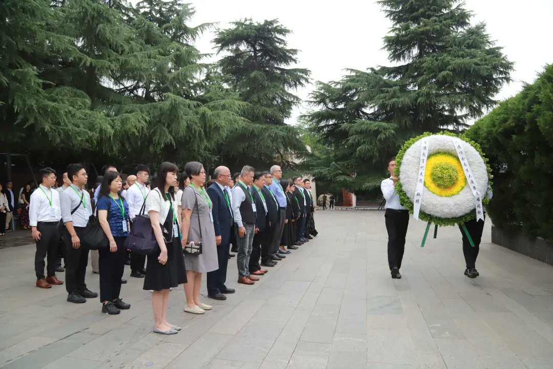 NanjingMemorial's tweet photo. 🌧️Over 50 guests from 21 Hong Kong schools held a moment of silence at the Memorial Hall. They stood solemnly, paying tribute to the victims.
🕯️The guests visited the "Nanjing Massacre Historical Facts Exhibition," witnessing the bloodshed and pain. #NanjingMassacre #PeaceVision https://t.co/NizAcqvwzx