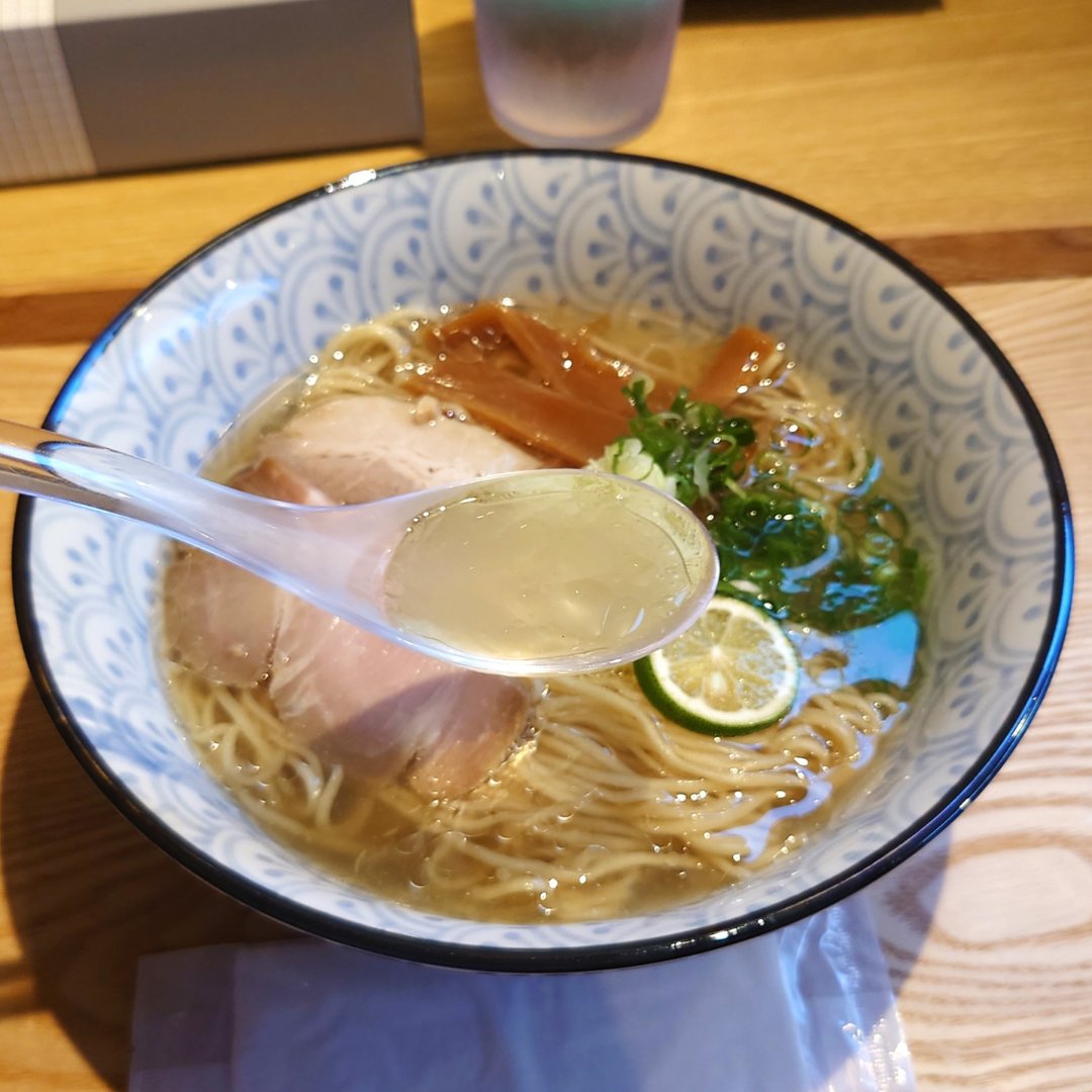 ramen__engineer's tweet photo. 行ったお店：山本麺吉
食べたメニュー：浜塩らーめん 850円

2024年4月23日にオープンした、無添加の食材にこだわったラーメン店です✨
魚介出汁と野菜の甘さや香りが効いた塩スープの浜塩らーめんはここでしか味わえない絶品でした🍜

詳しい情報はブログへ↓
https://t.co/o2261i9COd https://t.co/0jMaaF1wBm