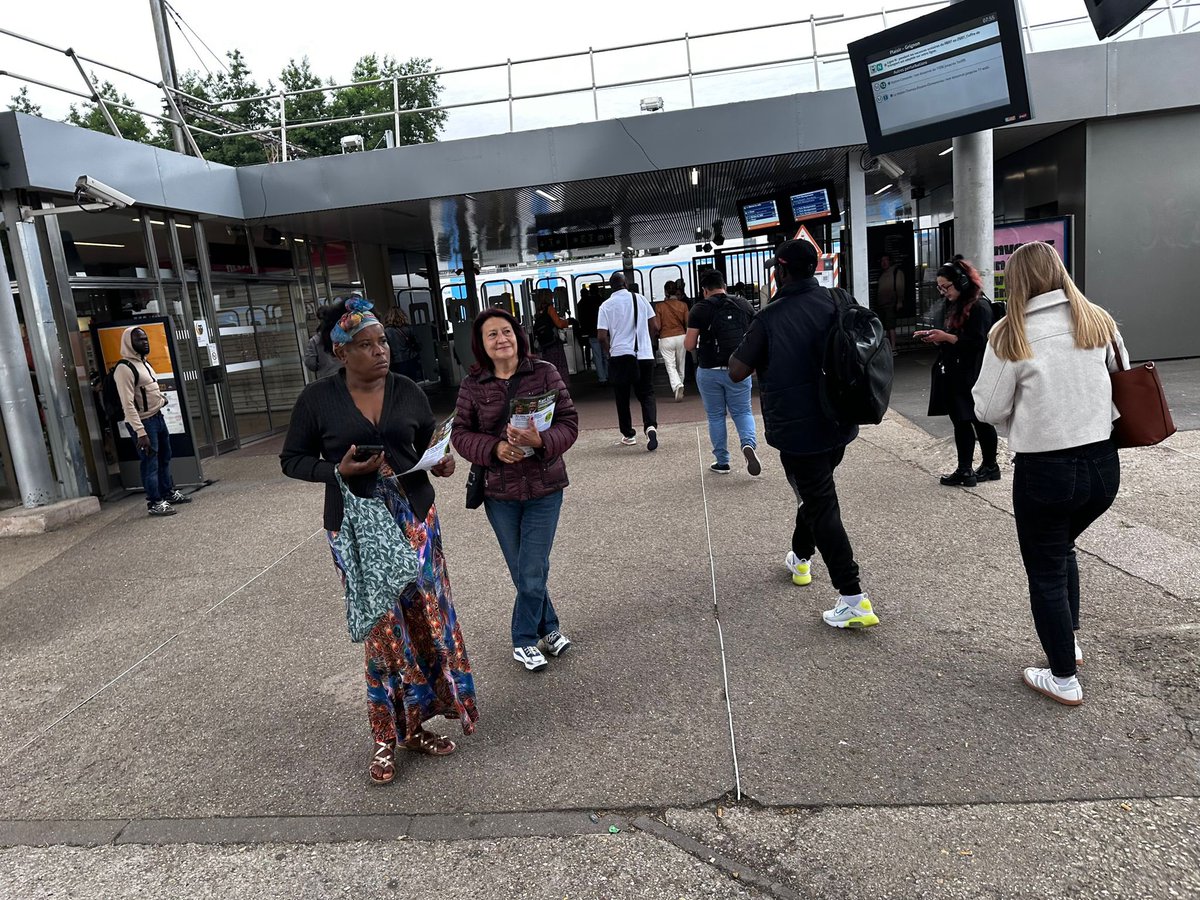 KARLOLIVE's tweet photo. Ce mardi matin, nous étions avec @MJKPlaisir et les militants à la gare de Plaisir pour rencontrer les Plaisirois, avant le second tour des législatives. 

De beaux échanges, et une mobilisation qui continue pour dimanche ! 

On ne lâche rien 

#KO2024 https://t.co/nEhKyJNpev