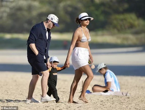 PriyankaAnomaly's tweet photo. Priyanka Nick and Malti bonding at the beach๐
#PriyankaChopra #NickJonas #BabyMM https://t.co/7Xke2yWNYB