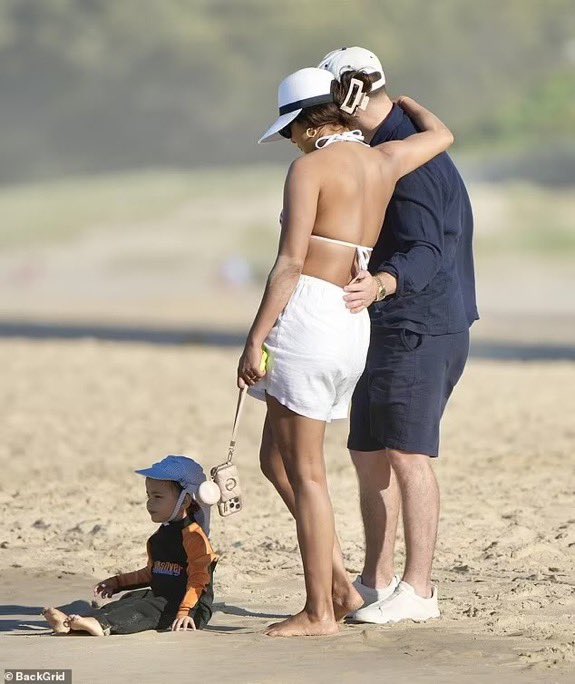 PriyankaAnomaly's tweet photo. Priyanka Nick and Malti bonding at the beach๐
#PriyankaChopra #NickJonas #BabyMM https://t.co/7Xke2yWNYB