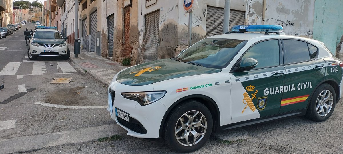 Poptvmelilla's tweet photo. ℹ️La Guardia Civil está llevando a cabo un operativo en estos momentos en la calle de los Alfereces Díaz Otero. https://t.co/1szC0pdDJp