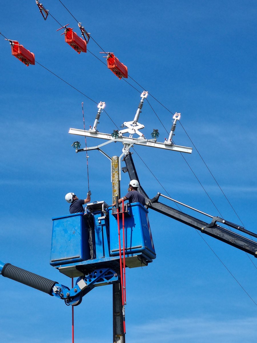 EnedisNelleAqui's tweet photo. A Saintes, un prototype de poutre de reprise conducteurs, qui permet de travailler sous tension simultanément sur les trois conducteurs d'une ligne HTA, vient d'être testé en conditions réelles ! Un test réussi pour cette #innovation qui permettra d'améliorer notre #performance. https://t.co/hpMGSYfib2