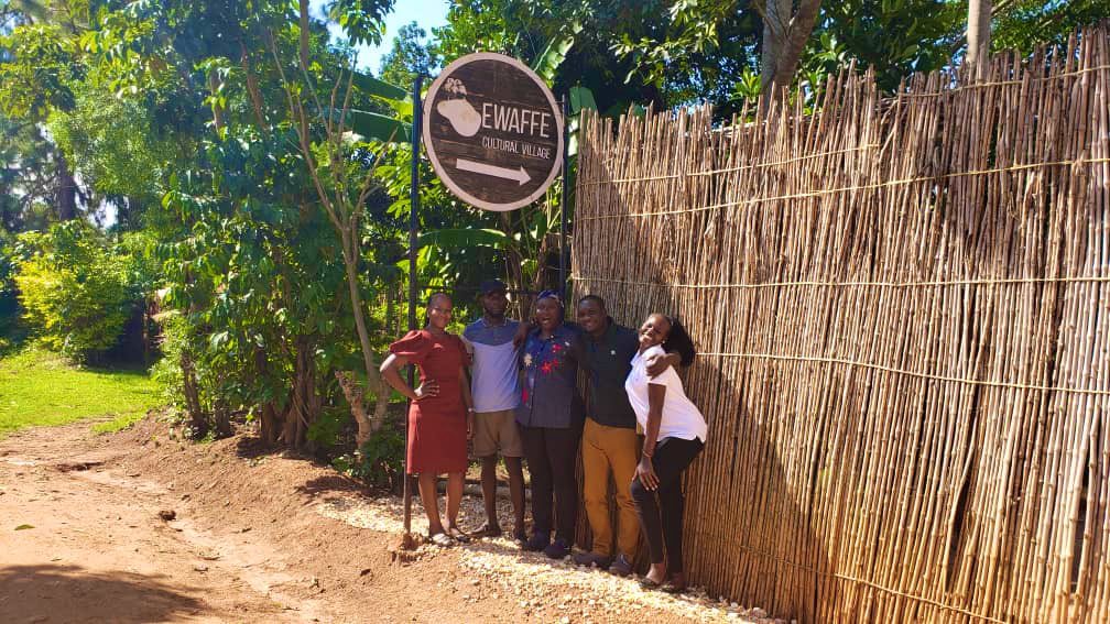 HassanTheSafar2's tweet photo. @LillyAjarova @MariamNakiryow2 @EwaffeVillage @ExploreUganda @MTWAUganda @TourismBoardUg @nabwanika As well @EwaffeVillage did you know what will make the place more unique? That’s food. The food must always be more than food as you know people don’t play with it. @MariamNakiryow2 thnx for the Organic products. 

I felt honored to experience it with @TourBugandaUG  team https://t.co/4CecspxAUZ