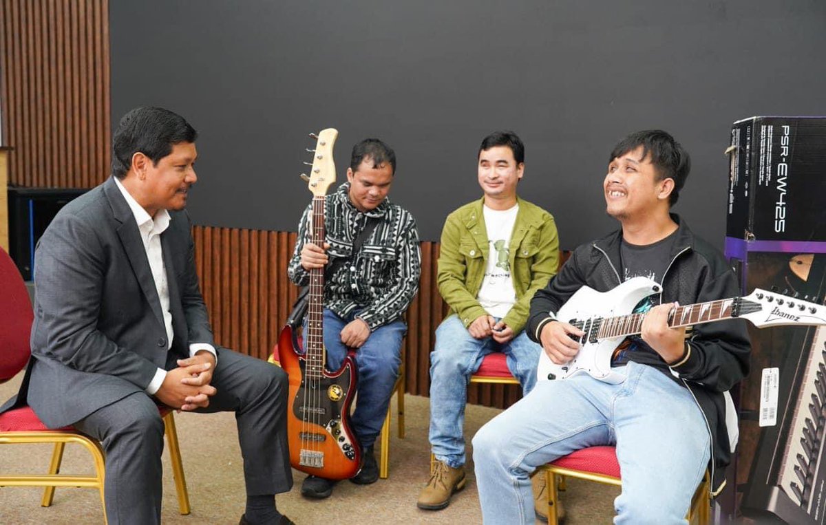 IndiaTodayNE's tweet photo. #Meghalaya: Chief Minister Conrad Sangma fulfilled the wishes of the visually impaired Eastern Brook Band by handing over musical instruments.
This gesture from the Chief Minister will enable them to do better and produce enchanting music.
#Music #Band #MusicalBand #VisuallyImpaired