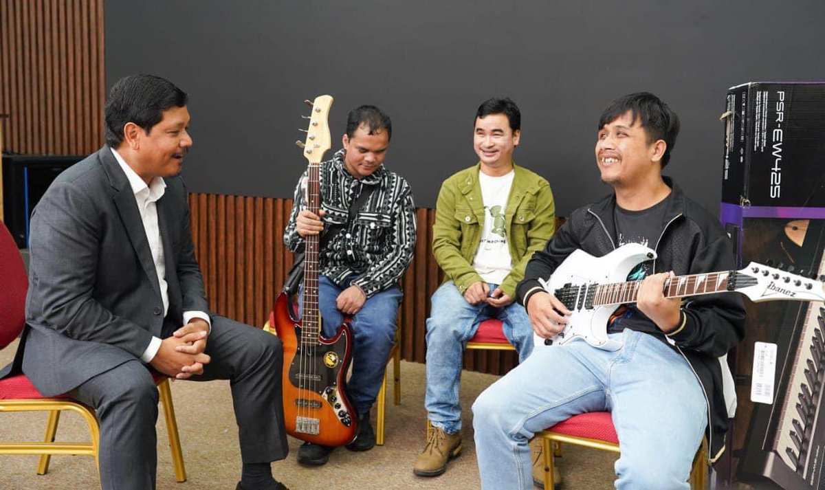 IndiaTodayNE's tweet photo. #Meghalaya: Chief Minister Conrad Sangma fulfilled the wishes of the visually impaired Eastern Brook Band by handing over musical instruments.
This gesture from the Chief Minister will enable them to do better and produce enchanting music.
#Music #Band #MusicalBand #VisuallyImpaired