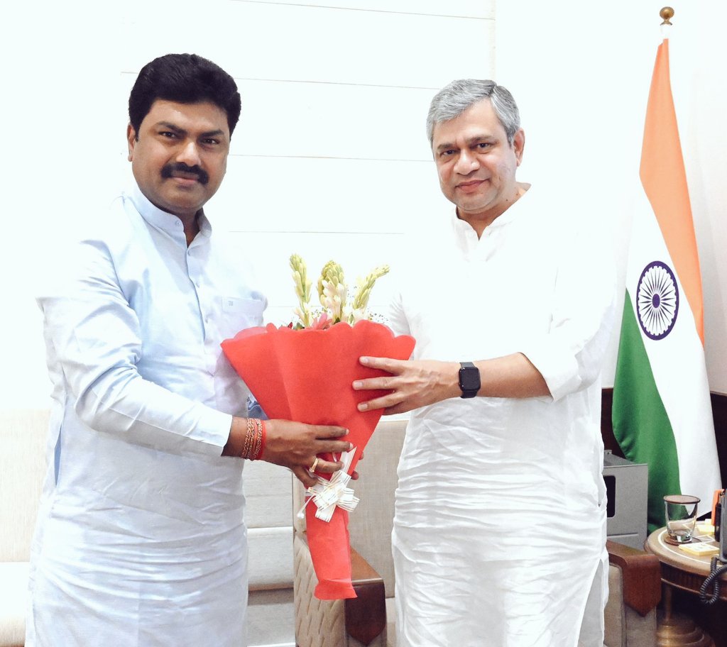 BYRBJP's tweet photo. Met Hon'ble Union Minister for Railways Shri @AshwiniVaishnaw Ji today and discussed the following issues pertaining to Railways in Shivamogga Constituency.

◾ Introduction of Yeshwantapur-Shivamogga-Yeshwantapur Vande Bharath Express.
◾Sanctioning of Talguppa-Sirsi-Tadasa-Hubballi new Railway Line.
◾Sanctioning of Shivamogga-Shringeri-Mangalore new Railway line. 
◾Shivamooga-Biruru Doubling work.
◾Kotegangur Coaching depot and terminal station.
◾Shivamogga-Shikaripura-Ranebennur new railway line. 
◾ Development of Bhadravathi Railway Station
◾Restoring of Shivamogga-Renigunta-Chennai bi-weekly special train
◾Extension of Train Number 16581/16582 into daily train
◾Stoppage of train 16227/16228 at Haranally Railway Station
◾Stoppage of trains at Mookabika Railway Station, Byndoor
◾Stoppage of Trains at Senapur railway Station, Udupi Dist.

Gratitude to Hon'ble @RailMinIndia for his good will and assurance for all possible support.

@BSYBJP | @BYVijayendra | @VSOMANNA_BJP | @chennibjp | @JnanendraAraga | @gantihole | @KotasBJP | @SWRRLY