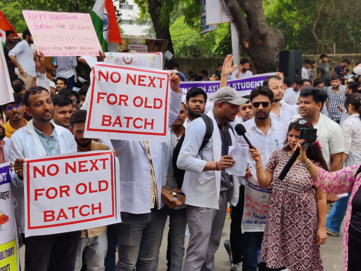 Reshu0309's tweet photo. Students united against stressful  exit exam NEXT 
 #JusticeForAYUSHStudents 
@mpprataprao
@moayush 
@PMOIndia 
@RahulGandhi 
@nsui 
@varunchoudhary2 
@aajtak @ABPNews @ndtvindia @DDNational @DDNewslive 
@ncism_india 
@ForHomeopathy 
@yadavakhilesh https://t.co/w1DjadBelh