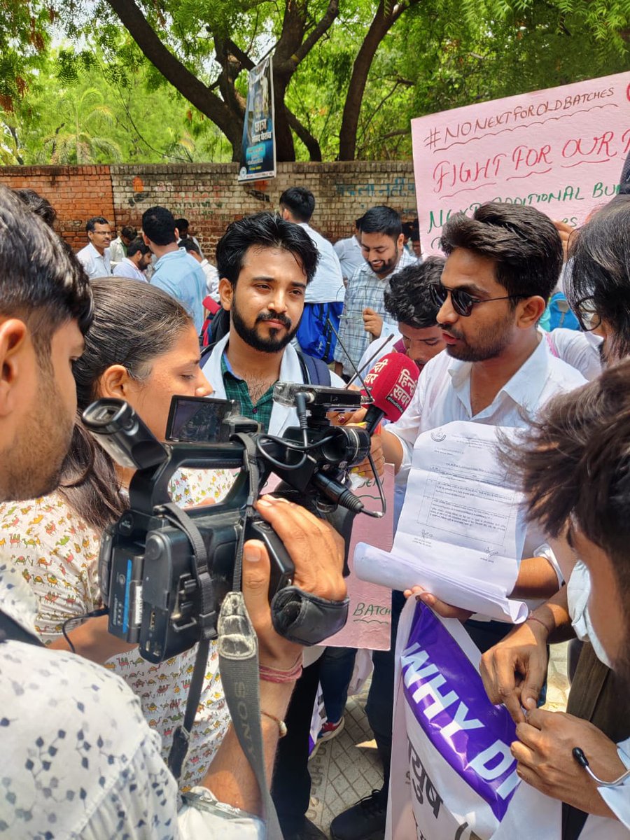 Reshu0309's tweet photo. Students united against stressful  exit exam NEXT 
 #JusticeForAYUSHStudents 
@mpprataprao
@moayush 
@PMOIndia 
@RahulGandhi 
@nsui 
@varunchoudhary2 
@aajtak @ABPNews @ndtvindia @DDNational @DDNewslive 
@ncism_india 
@ForHomeopathy 
@yadavakhilesh https://t.co/w1DjadBelh