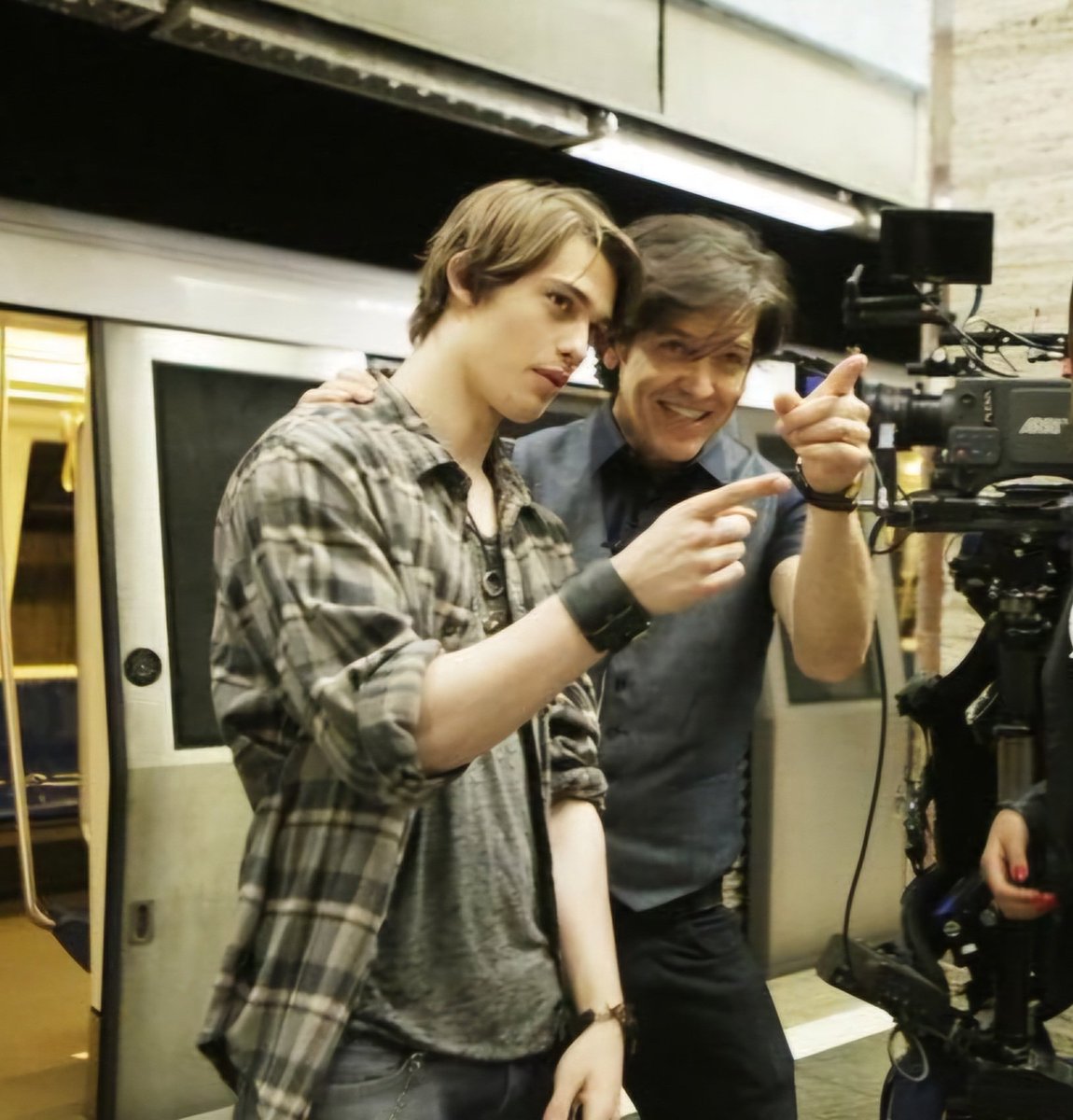 아무리 생각해도.. 이때의 비주얼로 찍은 필모가 더 있었어야 해🥹