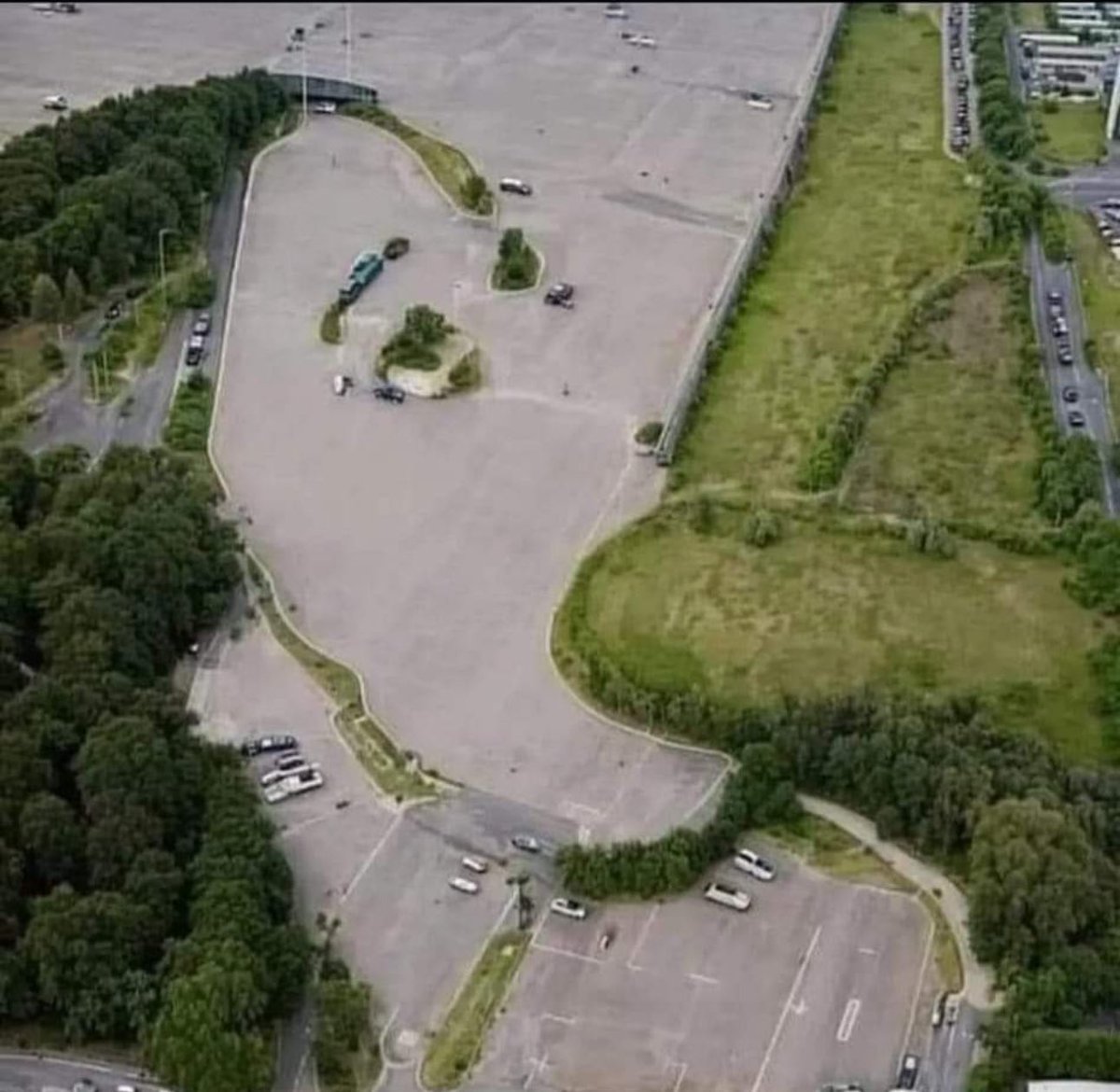 Mijn buuf <a href="/EvaUitBrugge/">Eva’s kutbrugje</a> kocht een drone zodat ze mooie shotjes van mijn Fiat Multipla kan maken. Ben er helemaal in mijn nopjes mee dat ze dit voor mij geregeld heeft, zien jullie mijn bolide ook shinen 😍