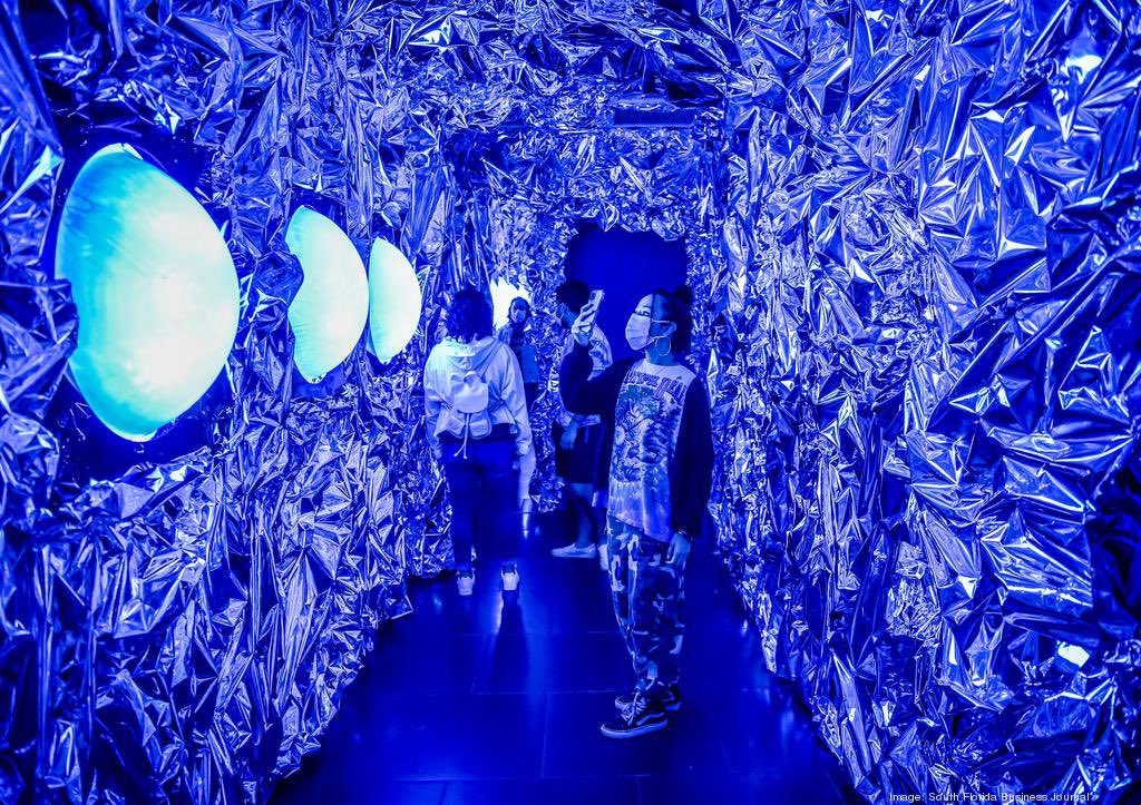 DigitalArtFair's tweet photo. #DigitalArtExpertGuide - Pioneering Museum: @artechouse dedicated to the intersection of art, science and technology 🖼️🔬💡

As a pioneer in the field of experiential art, it creates, produces and presents innovative technology driven exhibitions, expanding the possibilities of art and redefine how we experience it 🎨🎶

Immerse yourself in the mesmerizing world of "Aqueous," an immersive multimedia installation by Haiiileen, and Afro Frequencies 🌊💻

#immersive #installation #digitalart #technology #science #exhibition
