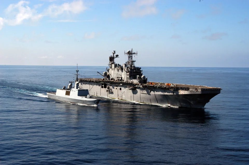 r116440's tweet photo. βοΈπΊπΈ @USNavy Tarawa-class amphibious assault ship USS Nassau (LHA-4) conducts a replenishment at sea (RAS) with π«π· @MarineNationale La Fayette class GP frigate 'Courbet' (F 712). Feb. 8, 2006 #warship #naval #navy #frigate #LHA #LHA4 #F712 https://t.co/vswKqDo87u
