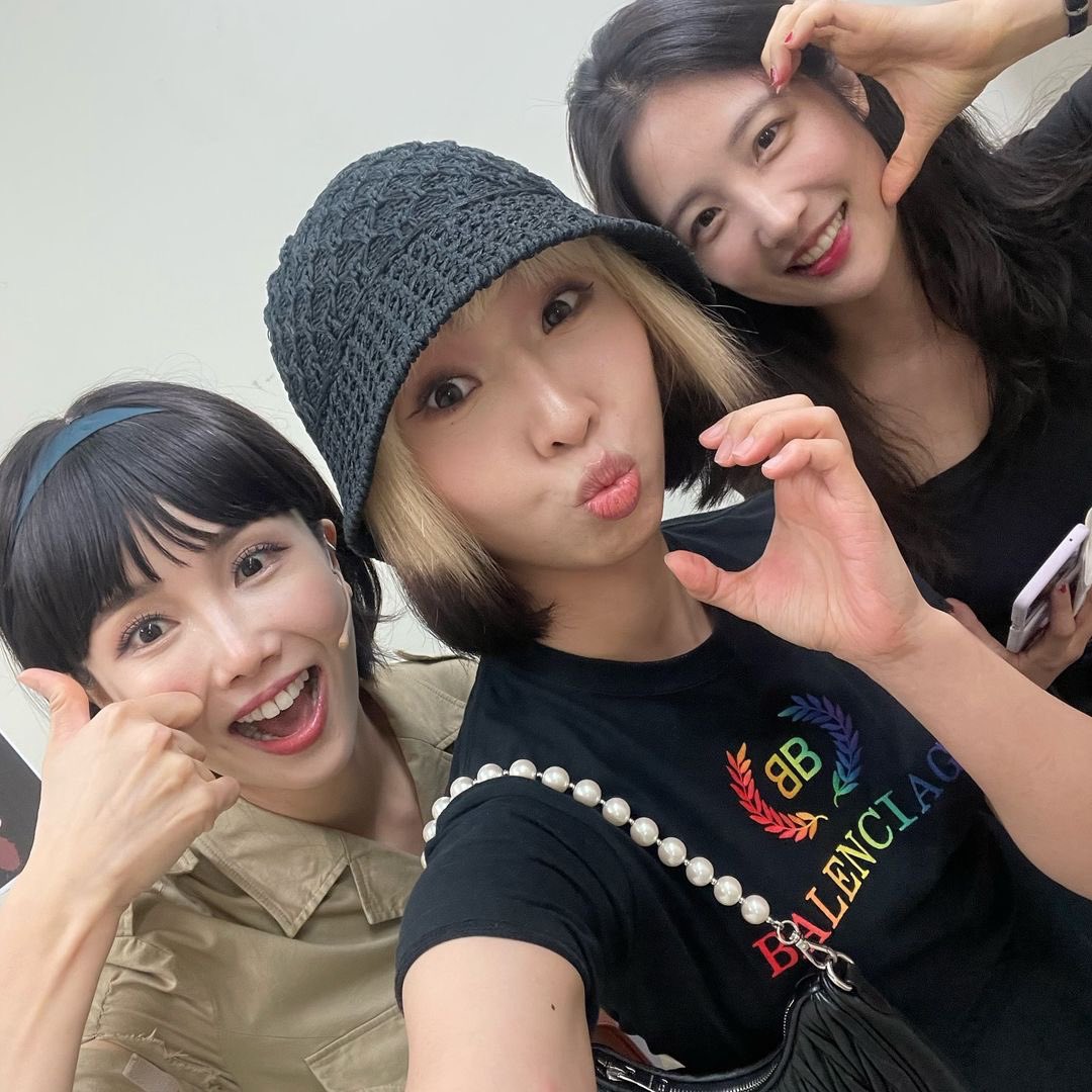 SuperMinzyPos's tweet photo. Minzy IG Update show her support to her
Linzy unnie w/ her new musical show❤️
“It’s a song that will make this summer spectacular
Evil Dead 🧟🧟♀️🩸
Enjoy it properly 😆 Ham-fried rice ✨
ENFJ, ENFP, INTFJ chatting aaaaa 🎵 #EvlDead”
#이블데드
#공민지 #2ne1 #kpop #MZENT https://t.co/CGJjspIcIE