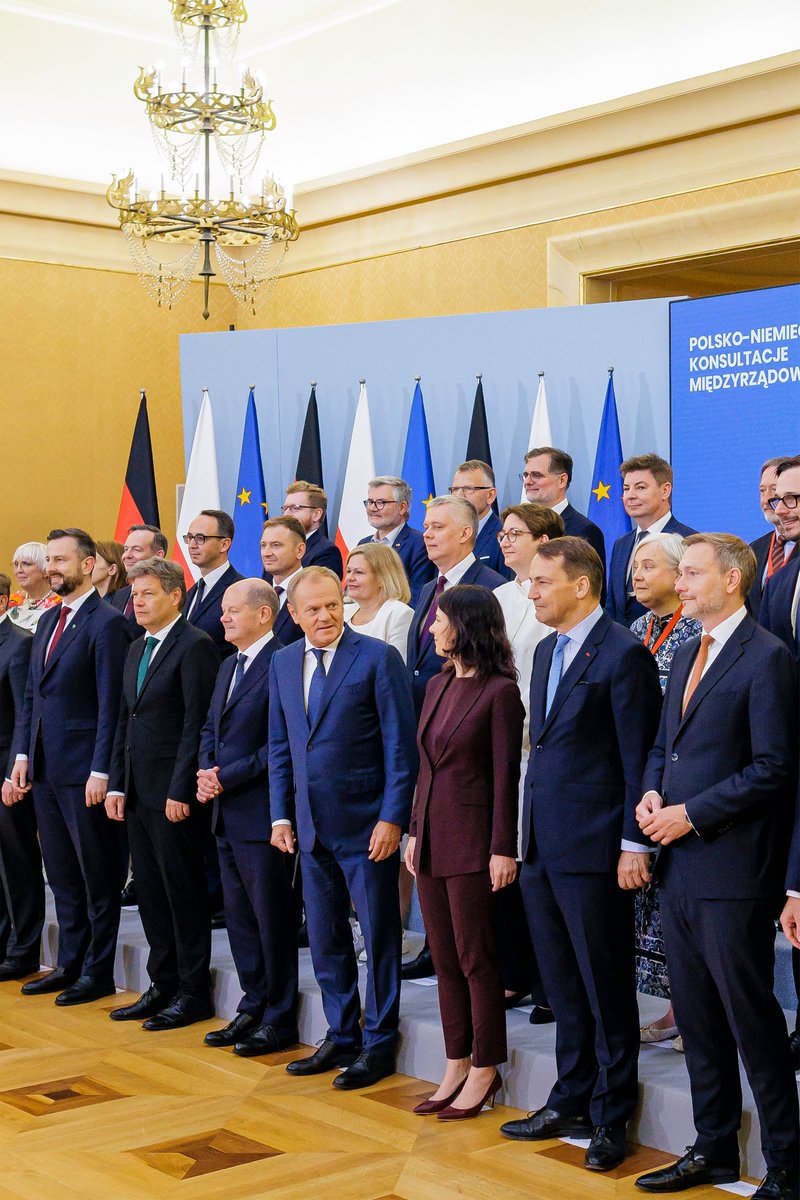 Gruppenbild mit den Mitgliedern der deutschen und der polnischen Regierung.