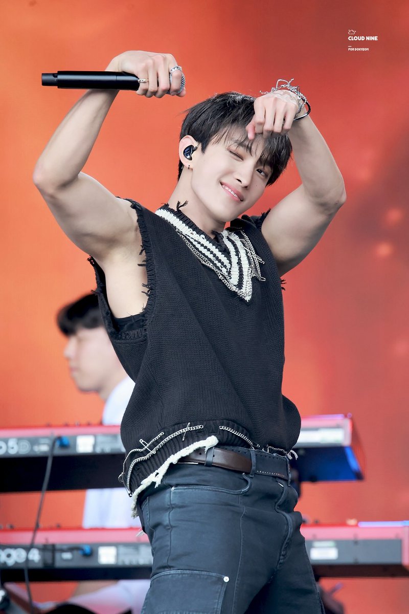 kyeomties's tweet photo. SMIRK + WINK + ARMS = PERFECTION https://t.co/HNGGWC2LBf