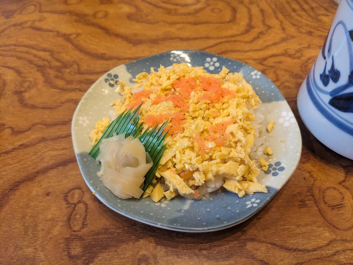 tag7023's tweet image. #一りん
松山市此花町のお蕎麦屋さんに13時20分に入店。ほぼ満席で、料理提供まで30分待ちました。
ざる蕎麦（850円）はしっかりとした食感で、鼻にツンとくるわさびが絶品✨
ちらし寿司（300円）は酢飯に錦糸卵をのせたシンプルな一品ですが、小ぶりながらも美味しかったです😊
#松山グルメ #蕎麦