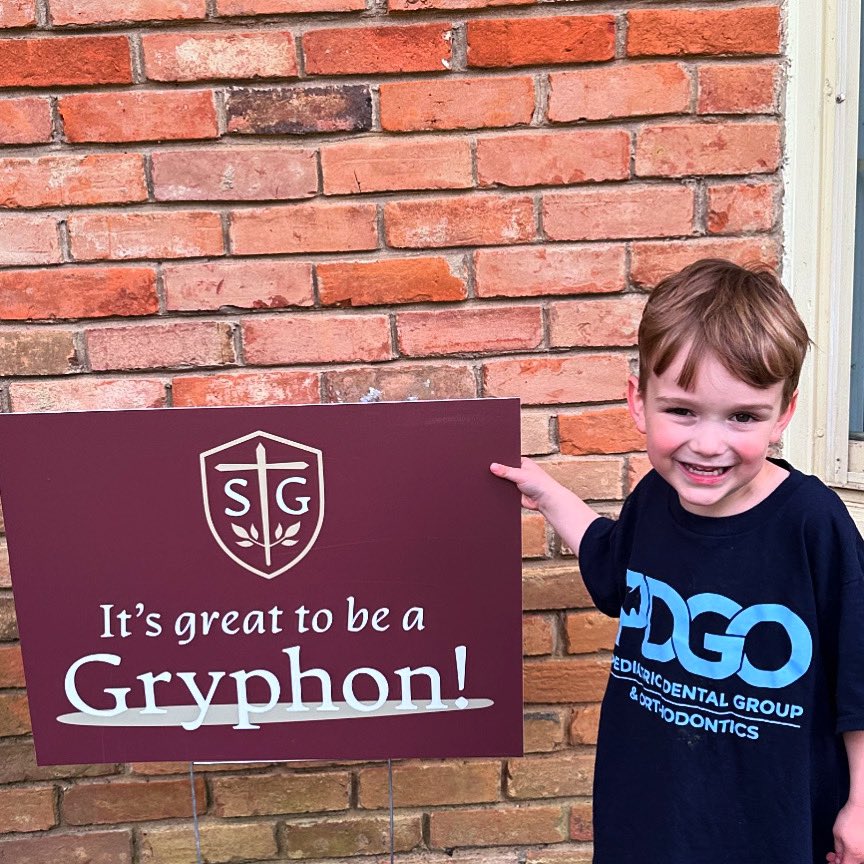 We love seeing our new student signs all over the region and particularly love when @sgisalumni send their kids to become Gryphons!! 
The countdown to August is on!!
❤️⭐️🚀💛 #SetYourCoursewithSGIS