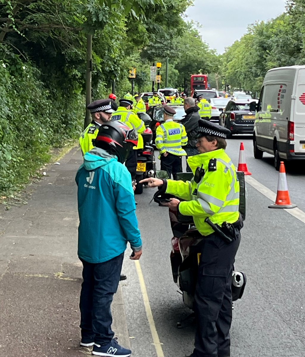Today in West London, Safer Transport Teams working on #OpCubo take every opportunity and a zero tolerance approach to deal with driving offences on London's roads. Fines, points &amp; more serious offences revealed by this type of work. Making roads safer.
Thank you for stopping! 🚙