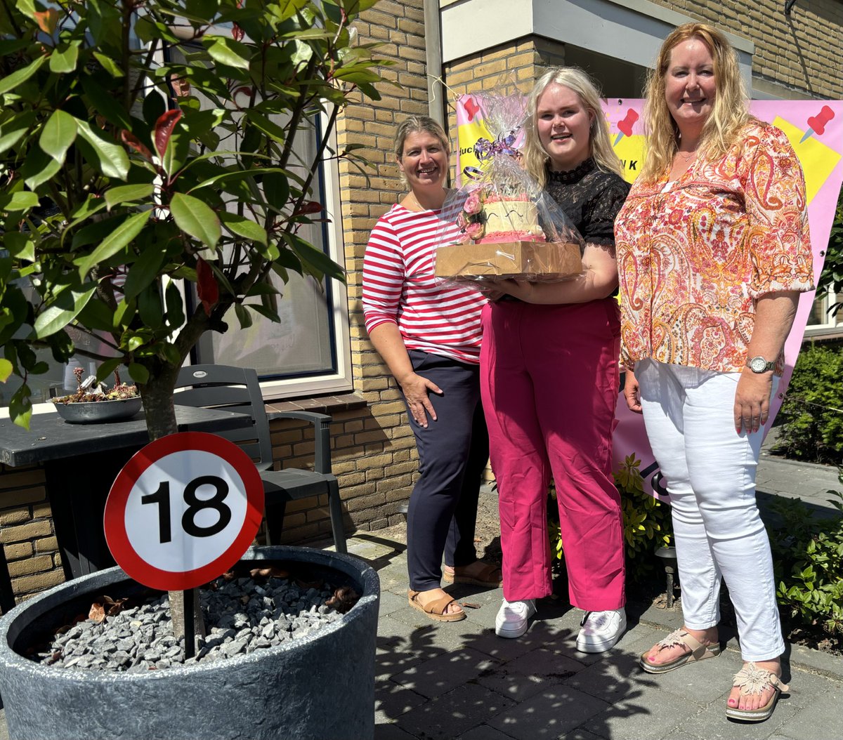 De jarige Maud Eenink werd het afgelopen weekend door haar moeder Wendy verrast met een spectaculaire taart voor haar 18e verjaardag. Zodat haar verjaardag toch speciaal is tijdens Schoolfeest. Baktotaal bood speciaal voor deze wens deze taart aan. 
goorsvictorie.nl