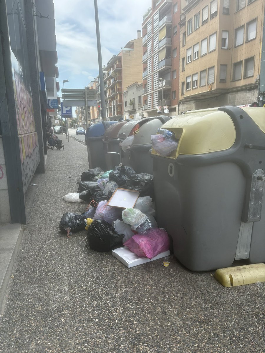 marcst1985's tweet photo. Hola @Girona_Cat ,
Aquesta és una imatge dels contenidors de Carrer Barcelona cantonada Bisbe Lorenzana, una cadira de rodes no hi passa. Malhauradament és una situació habitual i els contenidors de davant de l’Estació estan igual. Podem posar-hi remei, si us plau? https://t.co/MlZReRjGBQ