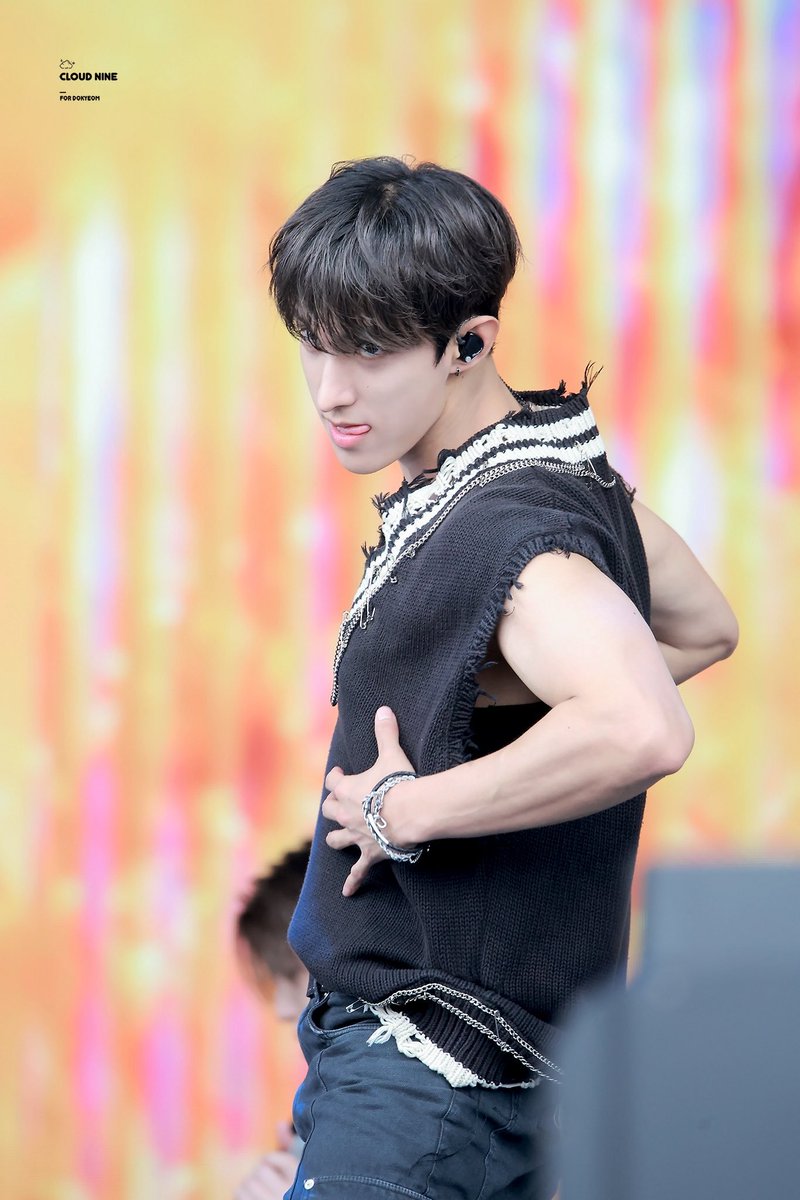 kyeomties's tweet photo. he's so hot but also that's just my puppy boyfrtiend https://t.co/Eb1Mgr8xBa
