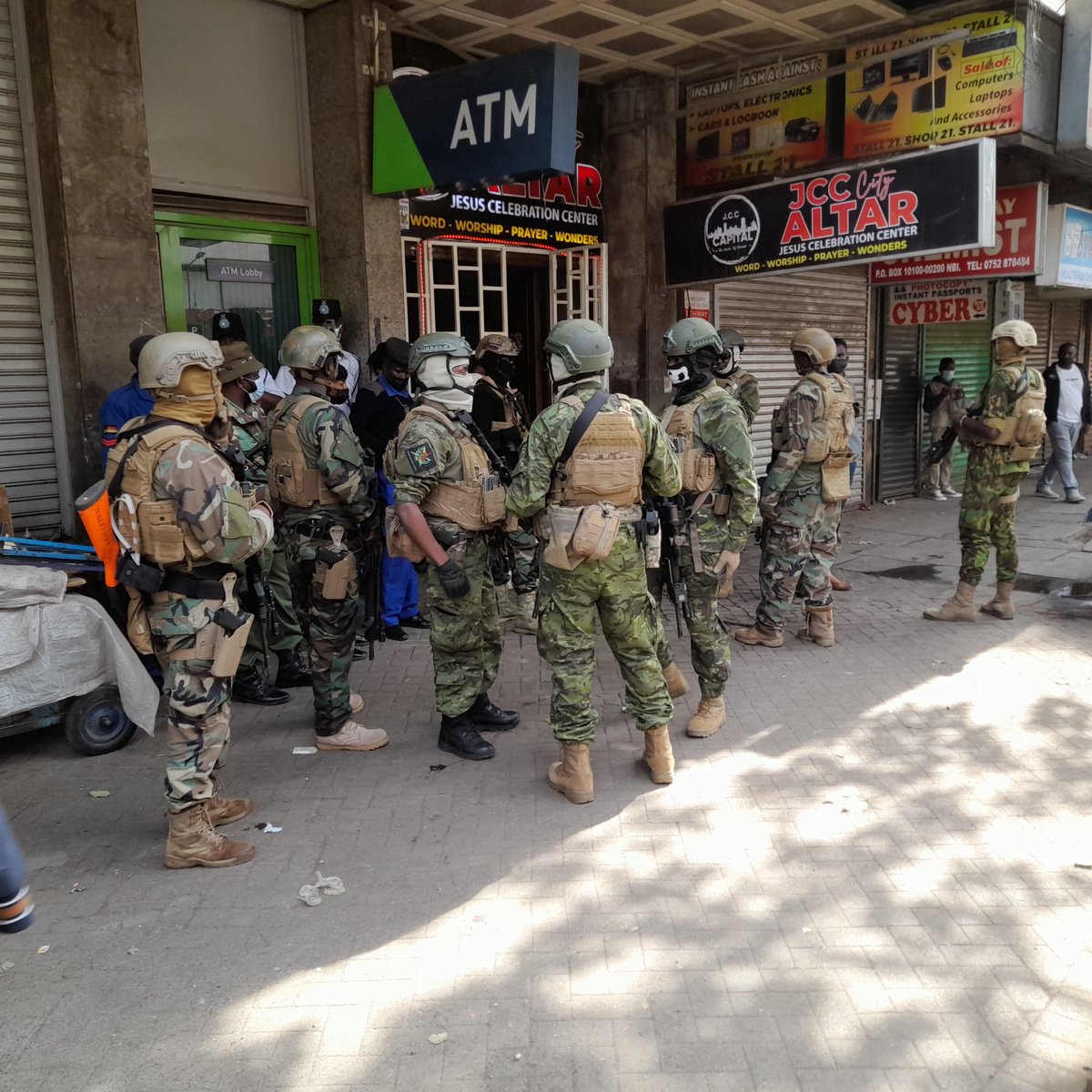 Recce squad wamekua deployed to flush out suspected snipper who shot officer from second floor Hamburg House, Tom Mboya St.
#GRNews 
#Maandamano