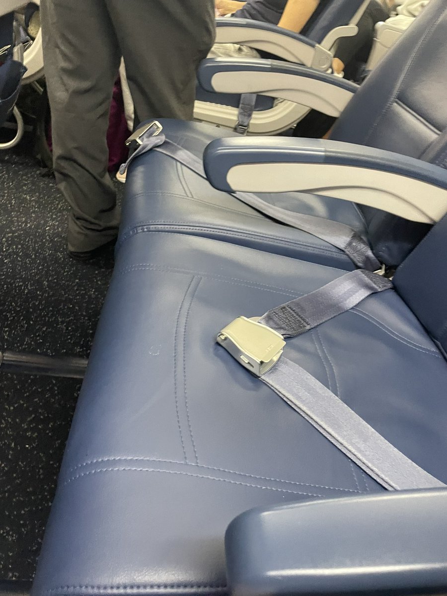 FrickGaylord's tweet photo. Row to myself just waiting for Jenifer Anniston to come pop a squat next to me, hopefully she wants to join the mile high club https://t.co/x92Clz1tBO