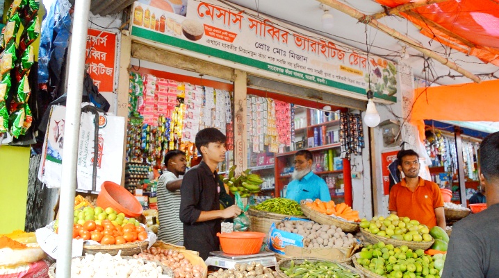 নওগাঁয় নিত্য পণ্যের মূল্য উধ্বমূখী