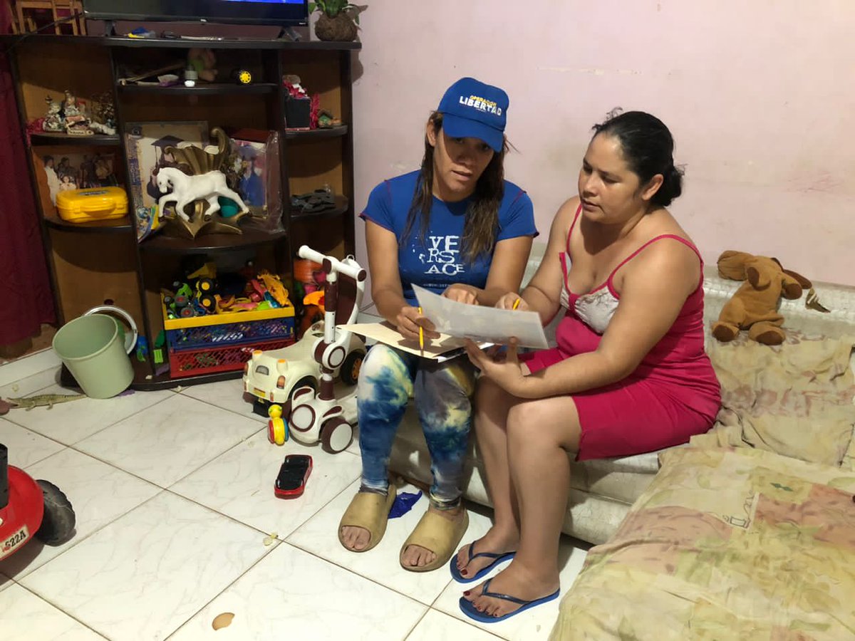 La secretaria electoral de la parroquia iraníes Gladys farfan realizando el trabajo de como deben votar las personas por nuestra tarjeta de UNT ,trabajamos sin descanso
