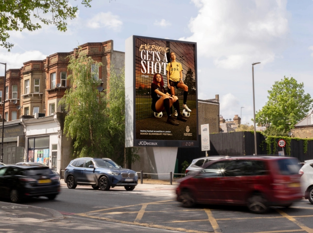 OutsmartOOH's tweet photo. π’Brilliant new campaign from the @JCDecaux_UK Community Channel supporting Bloomsbury Football πhttps://t.co/gMHAGleR9w #platformforgood #ooh #oohmedia #oohadvertising #football https://t.co/LN2UWta4eD