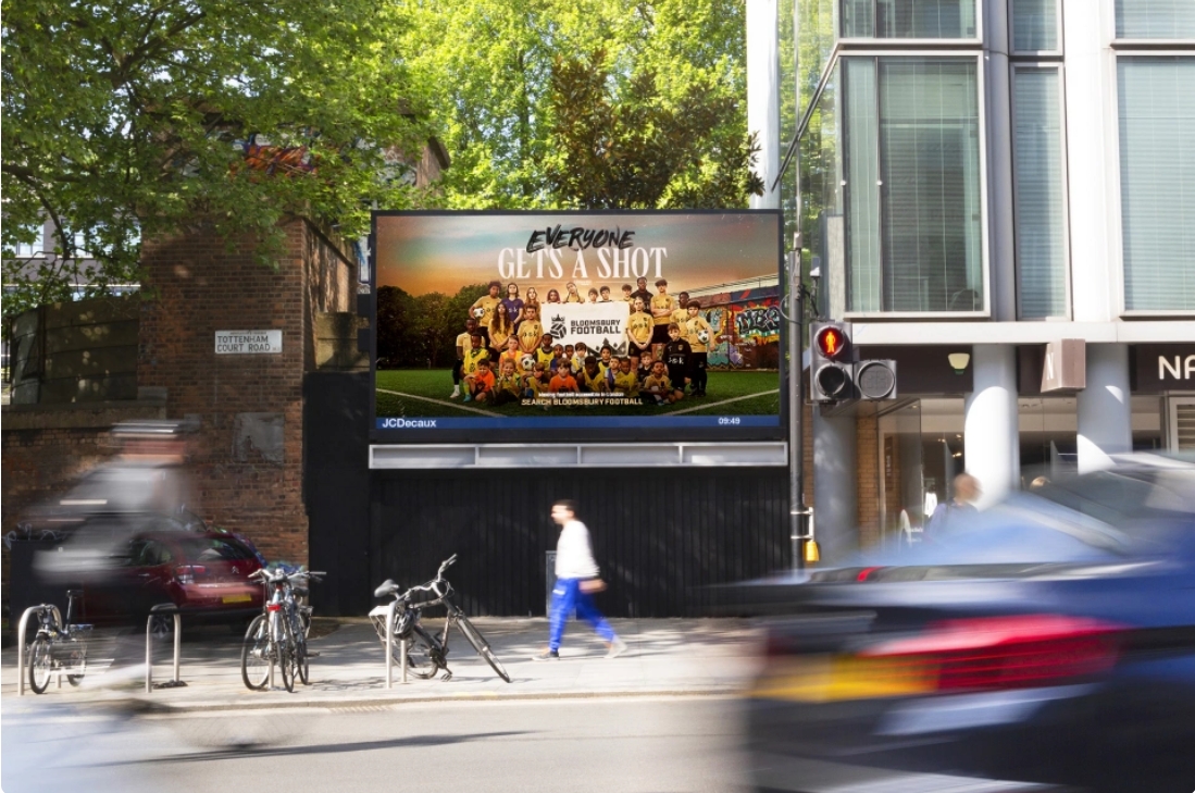 OutsmartOOH's tweet photo. π’Brilliant new campaign from the @JCDecaux_UK Community Channel supporting Bloomsbury Football πhttps://t.co/gMHAGleR9w #platformforgood #ooh #oohmedia #oohadvertising #football https://t.co/LN2UWta4eD