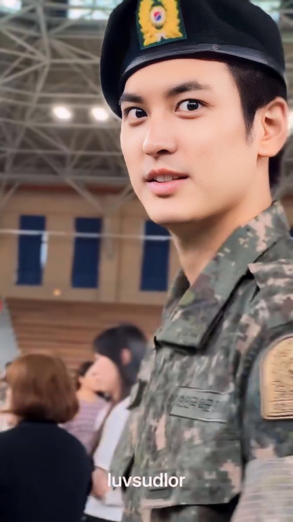 143iKONSTAN's tweet photo. When Military uniform and buzz cut hair looks sooooooo good on you. Other idols could never. 💁🏻‍♂️ That’s our maknae Jung Chanwoo. @iKON_chan_w000 #iKON https://t.co/CwusFVISl1