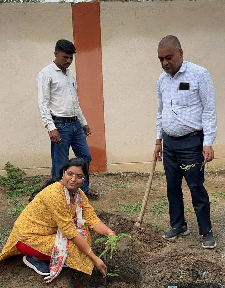 dmchhindwara's tweet photo. कलेक्टर श्री शीलेन्द्र सिंह के मार्गदर्शन में जिले में 01 जुलाई से 15 जुलाई तक "एक पेड़ मां के नाम" अभियान चलाया जा रहा है। इसी क्रम में #एक_पेड़_मां_के_नाम अभियान के अंतर्गत जनपद पंचायत जुन्नारदेव की उप तहसील दमुआ में एसडीएम जुन्नारदेव व तहसीलदार द्वारा पौधारोपण किया गया। https://t.co/95tH7WGEfI