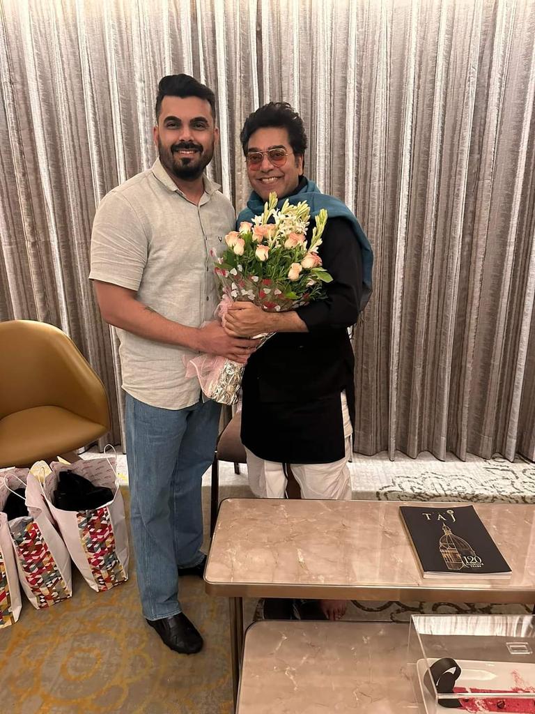 BHARGAVABHISHEK's tweet photo. जिनसे मिलना मेरेलिए सदैव बेहदसुखद अहसास होता है व कुछनया सीखने मिलता ऐसे आदरणीय @ranaashutosh10 जी से मुलाक़ात हुई।बड़ेभाई वरिष्ठ विधायक आदरणीय संजय पाठक का भीस्नेह प्राप्तहुआ।भोपाल में दसूत्र न्यूज़ के कार्यक्रम में मीडिया जगतके दिग्गजों व गीतकार आलोक श्रीवास्तवजी सेभी भेंट हुई https://t.co/AkrsqRZsiT