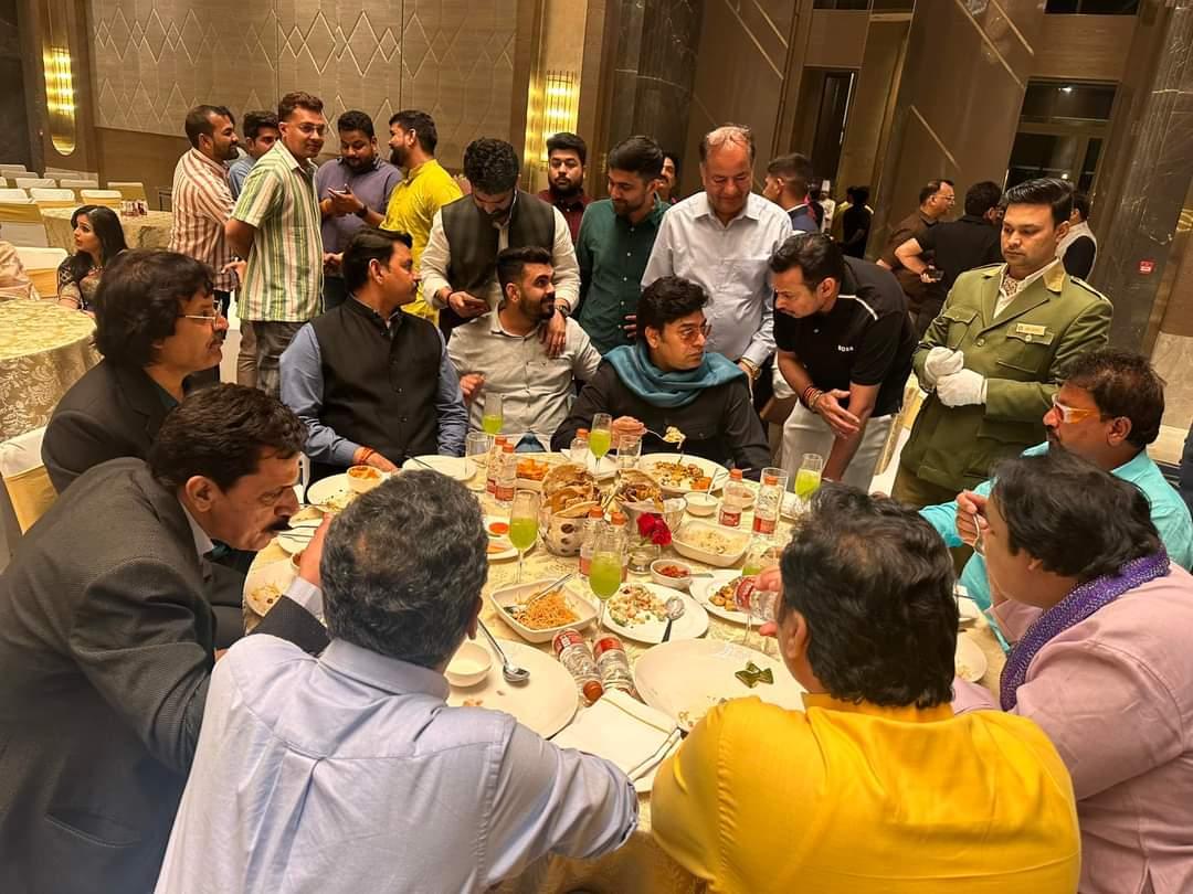 ABHISHEK GOPAL BHARGAVA (@bhargavabhishek) on Twitter photo जिनसे मिलना मेरेलिए सदैव बेहदसुखद अहसास होता है व कुछनया सीखने मिलता ऐसे आदरणीय <a href="/ranaashutosh10/">Ashutosh Rana</a> जी से मुलाक़ात हुई।बड़ेभाई वरिष्ठ विधायक आदरणीय संजय पाठक का भीस्नेह प्राप्तहुआ।भोपाल में दसूत्र न्यूज़ के कार्यक्रम में मीडिया जगतके दिग्गजों व गीतकार आलोक श्रीवास्तवजी सेभी भेंट हुई जिनसे मिलना मेरेलिए सदैव बेहदसुखद अहसास होता है व कुछनया सीखने मिलता ऐसे आदरणीय <a href="/ranaashutosh10/">Ashutosh Rana</a> जी से मुलाक़ात हुई।बड़ेभाई वरिष्ठ विधायक आदरणीय संजय पाठक का भीस्नेह प्राप्तहुआ।भोपाल में दसूत्र न्यूज़ के कार्यक्रम में मीडिया जगतके दिग्गजों व गीतकार आलोक श्रीवास्तवजी सेभी भेंट हुई
