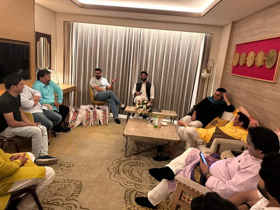 BHARGAVABHISHEK's tweet photo. जिनसे मिलना मेरेलिए सदैव बेहदसुखद अहसास होता है व कुछनया सीखने मिलता ऐसे आदरणीय @ranaashutosh10 जी से मुलाक़ात हुई।बड़ेभाई वरिष्ठ विधायक आदरणीय संजय पाठक का भीस्नेह प्राप्तहुआ।भोपाल में दसूत्र न्यूज़ के कार्यक्रम में मीडिया जगतके दिग्गजों व गीतकार आलोक श्रीवास्तवजी सेभी भेंट हुई https://t.co/AkrsqRZsiT