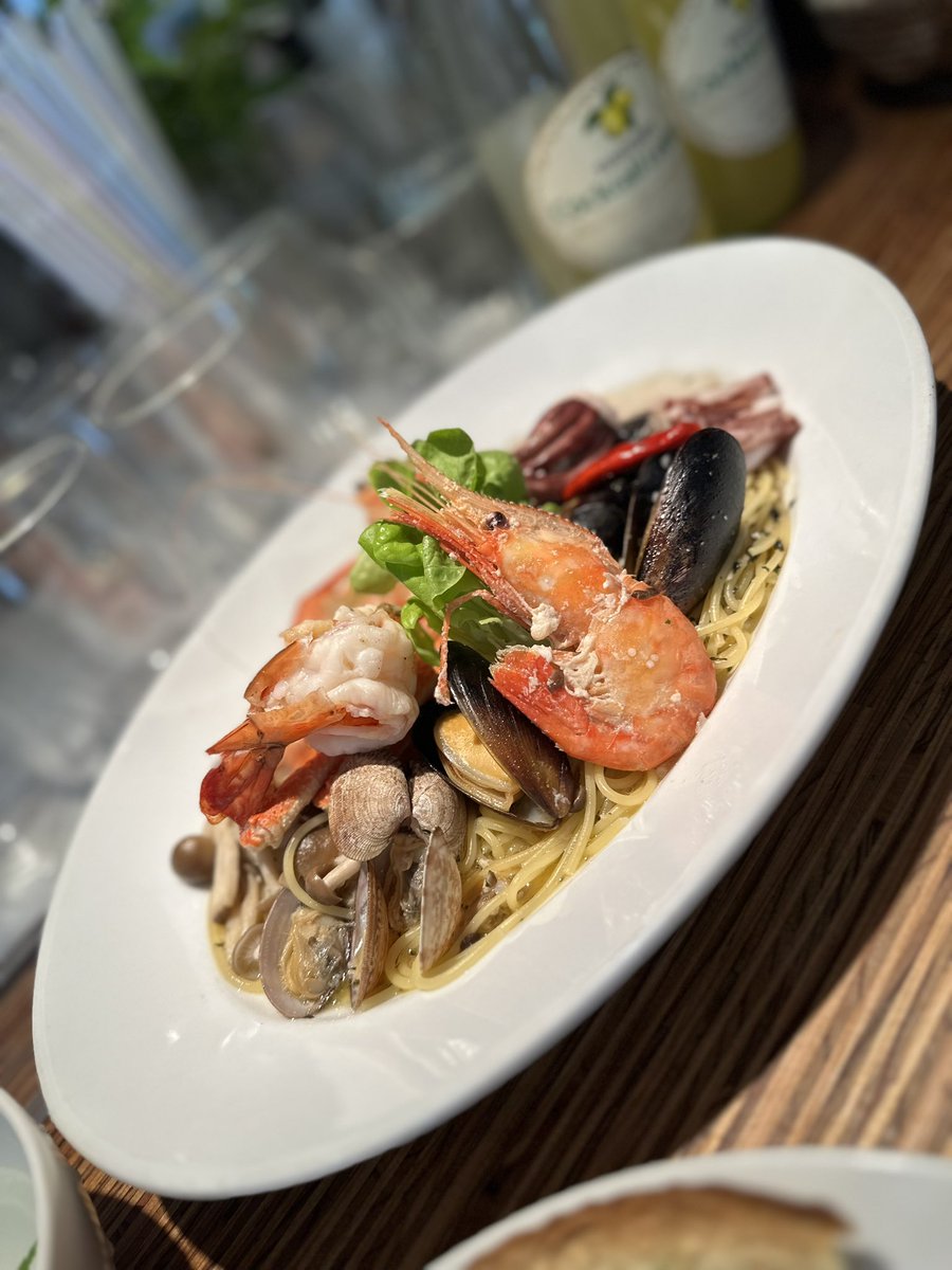 jus__tt's tweet photo. 海鮮パスタ美味しかったし、店主のイケオジかっこよかったし雰囲気あるしよかった🍀 https://t.co/dVEm1OwyMH