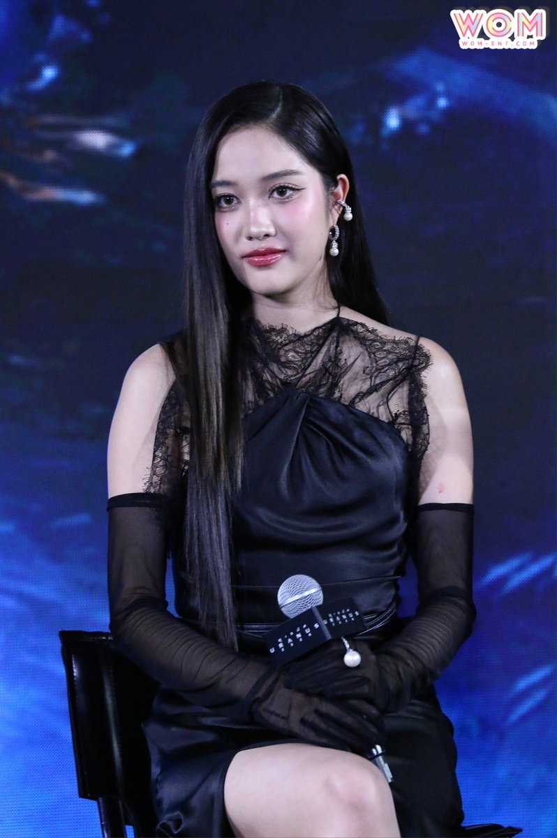 WOMENTERTAIN's tweet photo. “ฟรีน สโรชา" ในงานกาลาพรีเมียร์ 'ยูเรนัส2324' พร้อมทัพคนดังร่วมเดิน Black Carpet คึกคักเรียกเสียงกรี๊ดจากแฟนคลับสนั่นงาน

FREENBECKY FIRST COUPLE MOVIE
#URANUS2324 #ยูเรนัส2324 
#Uranus2324xFreenBecky 
#VelCurveStudioXFreenBecky 
#srchafreen 
#ฟรีนเบค #FreenBecky
#VelCurvestudio https://t.co/Bvv6QtmXFB